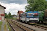 810 433-3 und eine Beiwagen mit Os 24813 Okříšky-Znojmo auf Bahnhof Okříšky am 21-5-2013.