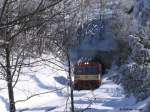 Bei reichlich Neuschnee kommt  Brotbüchse  810 105 als Vlak 26806 Most (Brüx) - Moldava (Moldau im Erzgebirge) aus dem Tunnel bei Mikulov (Niklasberg) gedieselt, 24.02.2006  