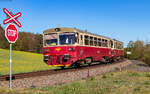 810 517 als Sp 1276  Pos�zavsk� motor�ček  (Čerčany - Praha hl.n.) bei Pecerady 1.5.26