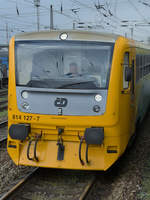 Der Triebzug 814 127-7 überholt uns im April 2017 in Usti nad Labem.