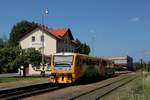 Im Bf Bezdružice wartet am 04.06.2015 814/914 303 als Os27317 auf die Zeit zur Abfahrt nach Plzeň hl.n.