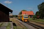 Im Bf Bezdružice wartet 814/914 303, als Os27317 (Bezdružice - Plzeň hl.n.), auf die Zeit zur Abfahrt am 04.06.2015.