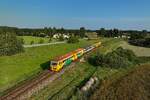 Uriger Nahverkehr in Südböhmen. Auch wenn die modernisierten Brotbüchsen bei Eisenbahnfreunden eher unbeliebt sind, war mir am 13. August 2025 die Garnitur mit dem führenden 814.134, der als OS 8722 von České Velenice nach Veselí n.Lužnicí unterwegs war, ein Bild wert. Nach einem Halt an der Station Lužnice im Bildhintergrund nimmt das Gespann nun langsam wieder Fahrt auf. Es bleibt abzuwarten, bis auch auf der Franz-Josefs-Bahn der  Regionova  durch neuere Fahrzeuge abgelöst wird. Die baldige Elektrifizierung des Streckenabschnitts steht ja auch im Raum. 