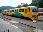 814 wartet im Bahnhof Tanvald auf die Abfahrt nach Liberec