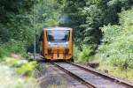 814 005-5 der Regionova (ČD) ist am 24.06.2013 mit dem Os 17214 auf dem Weg von A¨ město nach Cheb und wird nach verlassen des Bahnhof von Hazlov gleich den Bü kurz nach den Ort