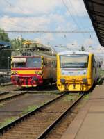 23.7.2014 14:28 links: MVTV2-018 Fahrzeug zur Instandhaltung der Oberleitung rechts: ČD 914 005-4 als Personenzug (Os) nach Luby u Chebu im Bahnhof Cheb.