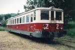 Der renovierte Triebwagen 830 012-1 in historischer Farbausfhrung am 29.6.2002 in Korenov