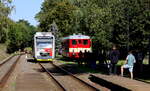 Begegnung in Postupice.Der TW der BR 841  kommt aus Benesov und  f�hrt nach Vlasim, der rechte TW der Baureihe 831 ist als Sonderzug von Benesov kommend  unterwegs.gegen 09:00 Uhr.