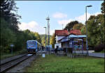 Auf der Fahrt nach Seklarska Poreba h�lt hier der CD 840002 am 5.10.2026 um 13.19 Uhr im Landbahnhof Smrzovka an der Zackenbahn.