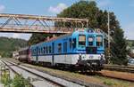 CD 842 032-5 als Os 4809 nach Brno hl.n. bei der Ausfahrt aus dem Bahnhof Zastavka u Brna. (18.08.2018)