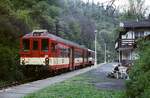 Dieseltriebwagen der CD: Zwischen 1989 und 1994 stellte die CSD 37 Triebwagen der Reihe 842 für den Regionalverkehr in Dienst. Im Frühjahr 1998 wartet ein unbekannter 842 im Bahnhof Krivoklat (Strecke Beroun - Rakovnik) auf die Weiterfahrt. Ob der Triebwagenführer die picknickenden Wanderer so interessiert beobachtet, weil ihm der Magen knurrt?