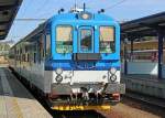 Der Triebwagen 842 024 der ČD wird am 13.09.2015 im Bahnhof Klatovy bereitgestellt, um als Os 17550 in weniger als einer Stunde Domažlice zu erreichen.