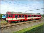 CD 843 010 fuhr als S in den Bahnhof Chlumec nad Cidlinou ein (Bild durch die Scheibe).