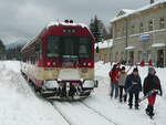 843 011 als Regionalbahn nach Harrachov im Bahnhof Kořenov am 30.01.2010