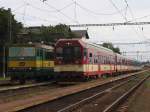 Eine alt lackierte Triebwagen (843 015-9) und neu lackierte (843 013-4) mit R 985 Liberec-Pardubice Hlavn Ndra auf Bahnhof Jaroměř am 12-8-2011.