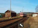 Steuerwagen 80-29 010-3 und 843 in Bhf. Mladotice am 27. 3. 2012.