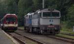 Ein modernisierter TW der Baureihe  843 (843 017-5) abfahrbereit in Dvur Kralove nad Labem als Schnellzug nach Liberec, auf dem Nachbargleis warten 2  Taucherbrillen  (843 017-5 ).