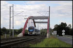 Am Stadtrand von Cheb überquert hier der RegioShark 844004-2 am 18.08.2020 um 16.12 Uhr die Eger kurz nach Verlassen des Bahnhof Trsnice.