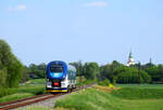 Die ČD RegioShark 844 021 zwischen Kroměříž und Kojetín kurz vor Hst. Postouvky. Kann man der Turm des Bischofspalastes von Kroměříž im Hintergrund zu sehen.
Postouvky, 14.05.2022.