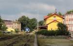 31.7.2014 As Miesto / Asch Stadt, halb im Licht - halb im Schatten. Regio Shark 844 018 im Hintergrund