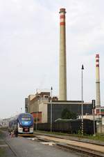 CD 844 014-1 wendet am 20.Juli 2019 vor der mächtigen Kulisse der Kraftwerksschlote im Bahnhof Zlin stred vom Os 14255 aus Otrokovice auf den Os 14250 nach Kromeriz.