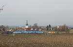 Regio Shark 844 als OS unterwegs von Cheb nach Luby vor der Silhouette des Ortes Treben.