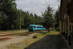 Arriva 845 312 von Kolin nach Sluknov durch fährt am 05.08.2020 den Bahnhof Jestrebi.