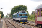 854 031 rangiert am 28.08.2021 im Bahnhof Středokluky, um wenig später mit Os 9783 Cyklohráček.