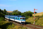 Die Triebwagen 854 201 mit einem Regionalzug verlässt den Bahnhof Nemotice (Nemotitz) in Richtung Kyjov.