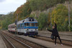 854 034-6 Karel, einfahrend  in Bakov nad Jizerou (deutsch Backofen an der Iser), zur Weiterfahrt nach Doksy - Rumburk. 04.10.2019  14:56 Uhr, die Person ist in das Bild gesprungen......, zum Glück nicht vor den Zug. 
Ich gehe davon aus, dass die Person einverstanden ist, bzw. sogar unbedingt mit auf das Bild wollte,als er sah, wie ich die Kamera zückte, kam er von hinten in das Bild gelaufen und ruderte heftig mit den Armen.