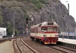 854 217-7 zu sehen am 24.08.14 in Ústí nad Labem hl.n. Foto entstand vom Bahnsteigende!