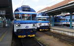 Ein Trio der Baureihe 854 hat sich in Hradec Králové  aufgestellt.  854 005-6 Martinka, 854 015-5
Eliska und 854 225-0 Petra. 21.05.2022 15.00 Uhr.
