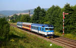 Die Triebwagen 854 028 mit einem Regionalzug verlässt den Bahnhof Nemotice (Nemotitz) in Richtung Brno.