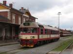 854 014-8 mit Os 15411 Trutnov Hlavn Ndra-Jaroměř auf Bahnhof Trutnov Hlavn Ndra am 6-8-2011.