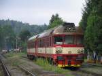 854 210-2/80-29 208-3 mit Sp 1863 Kolin-Trutnov Hlavn Ndra auf Bahnhof Pilnikov am 8-8-2011.