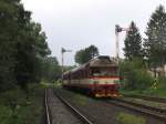 854 210-2/80-29 208-3 mit Sp 1863 Kolin-Trutnov Hlavn Ndra auf Bahnhof Pilnikov am 8-8-2011.
