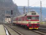 854 212-8 erreicht am 18. Mrz 2013 als Regionalzug den Bahnhof Decin.