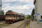 80 29 215-8 / 854 216-9 mit Os 4813 Jihlava-Brno auf Bahnhof Okřky am 21-5-2013.