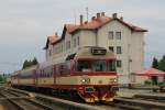 854 024-7 / 80 29 303-2 mit Os 4813 Jihlava-Brno auf Bahnhof Okřky am 24-5-2013.