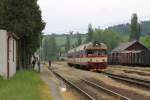 854 025-4 mit Os 4880 Třebč-Jihlava auf Bahnhof Okřky am 24-5-2013.