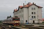 854 024-7 / 80 29 303-2 mit Os 4813 Jihlava-Brno auf Bahnhof Okříšky am 24-5-2013.