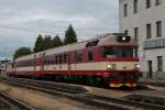 854 026-2, eine Beiwagen der BR 050 und die 810 123-0 mit Os 4819 Jihlava-Brno auf Bahnhof Okříšky am 26-5-2013.