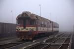 Mit laufendem Motor steht 854 008-0   EVICKA  am Bahnsteig 3 in Rumburk.19.01.2014.
14:02 Uhr. Wenige Minuten später steigt eine Frau mit Reinigungsutensilen ein.