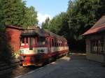 Die letzte Zug nach Tanvald (Os 204), bestehende aus die 854 204-5, ein Lokfhrer und die Schaffner (keine Passagiere!) steht abfahrtsbereit um 18:58 in Bahnhof Harrachov am 13-7-2009.