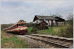 Triebwagen der CD-Baureihe 854 mit Steuerwagen 8029 306 voraus, aufgenommen kurz vor der Haltestelle Omice am 15.4.2011 als Os 4813 von Jihlava nach Brno hl.n.