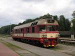854 014-8 mit Os 15411 Trutnov Hlavn Ndra-Jaroměř auf Bahnhof Trutnov Hlavn Ndra am 6-8-2011.
