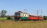  Bobinka  E 422 0003 mit ihrem OS 28434 nach Bechyne mit Kichturm von Malsice nahe der Lok, dort verließ der zu nach der Zugkreuzung den Bahnhof erst vor 2-3 Minuten. Aufgenommen am 04.07.2020