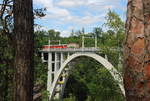Stahlbetonbrücke über die Luznice in Bechyne. Hier teilt sich die E 422 003 mit ihrem Zug die Brücke mit PKWs. Von mehreren Standorten kann man die Brücke gut einfangen. Aufgenommen am 04.07.2020