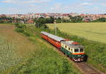 Mit der E 422 0003 auf dem Weg nach Bechyne zeigt sich die Stadtsilhouette von der Hussitenstadt Tabor am 04.07.2020. Gerade am Wochenende wird für die Touristen die historische Bobinka eingesetzt. 