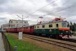 Skoda Gepäcklok E422 0003 verläst am 16 September 2017 mit deren aus historischen Material gebildeter Regionalzuglein Tabór für din Fahrt nach Bechyne.
